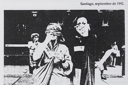 Mujeres participando en protesta, 1983-1989En Gaviola, Edda, Eliana Largo y Sandra Palestra. "Si la mujer no está, la democracia no va", Proposiciones, (21): 1991. Número temático: Género, Mujer y Sociedad. Santiago: Ediciones SUR.