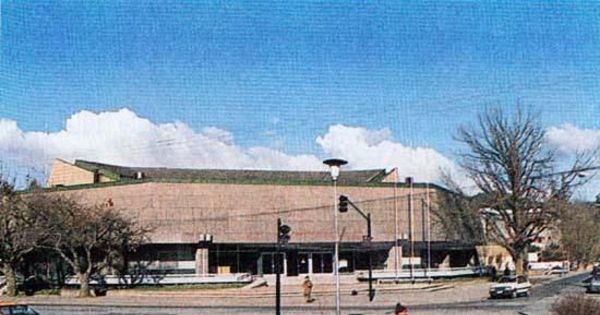 La Casa del Arte desde la Plaza Perú