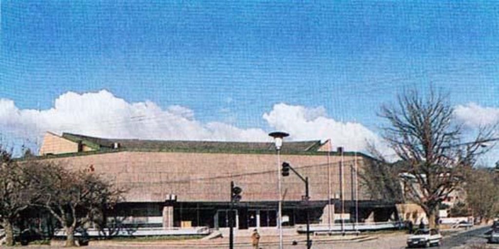 La Casa del Arte desde la Plaza Perú