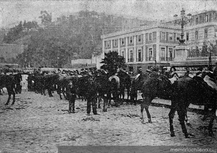 Piquete de dragones descansando al lado del monumento a la marina. Huelga del 16 de mayo de 1903