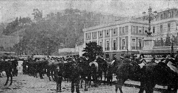 Piquete de dragones descansando al lado del monumento a la marina. Huelga del 16 de mayo de 1903