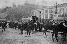 Piquete de dragones descansando al lado del monumento a la marina. Huelga del 16 de mayo de 1903