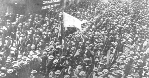 Grupo de obreros dirigiéndose a la Escuela Santa María, 1907