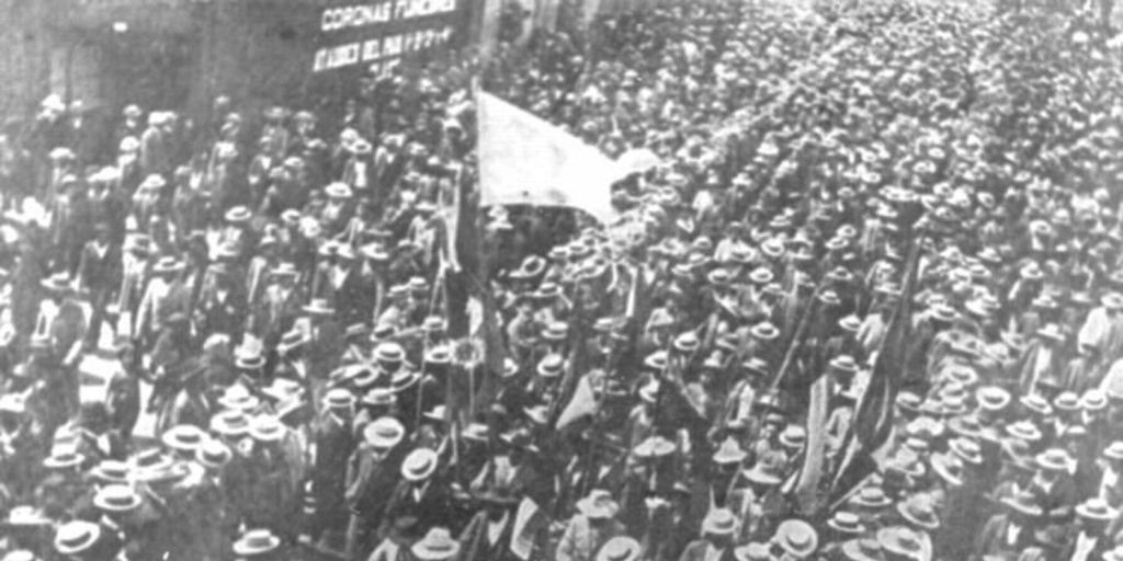 Grupo de obreros dirigiéndose a la Escuela Santa María, 1907