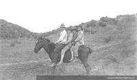 Niños a caballo, hacia 1950