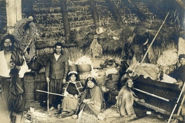 Indias tejiendo chamantos, hacia 1900