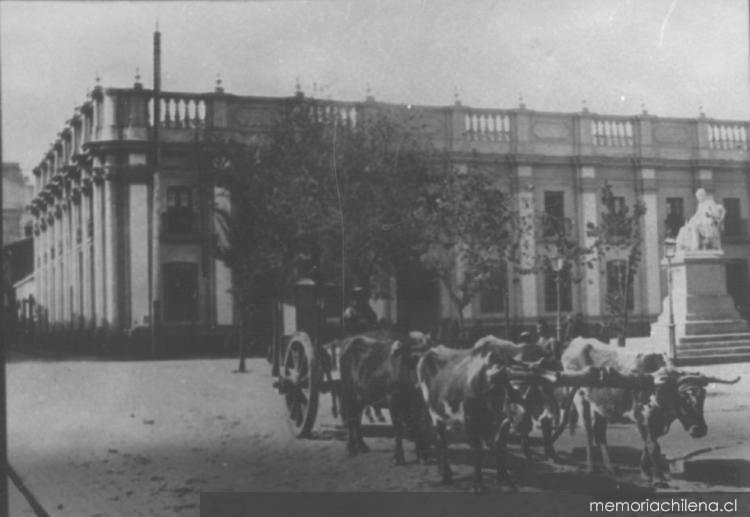Carreta de bueyes pasando frente a los Tribunales de Justicia y la antigua Aduana de Santiago
