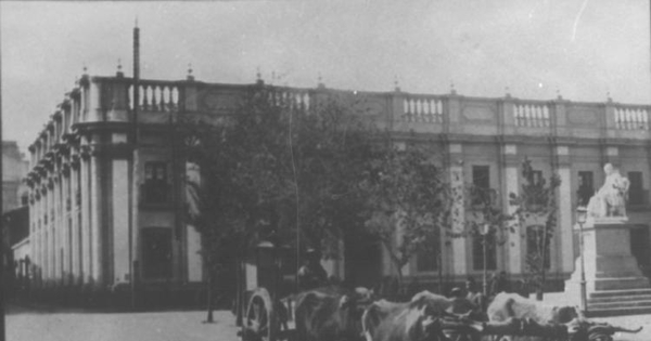 Carreta de bueyes pasando frente a los Tribunales de Justicia y la antigua Aduana de Santiago