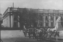 Carreta de bueyes pasando frente a los Tribunales de Justicia y la antigua Aduana de Santiago