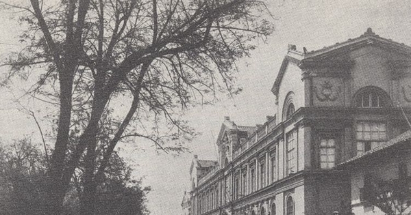 Antigua vista de la Casa Central de la Universidad de Chile, hacia 1880