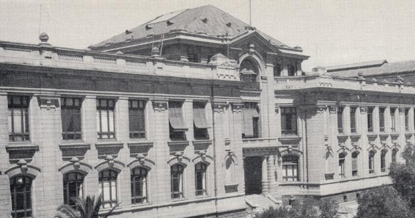 Edificio Central de la Escuela de Ingeniería. Facultad de Ciencias Físicas y Matemáticas