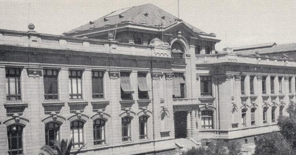 Edificio Central de la Escuela de Ingeniería. Facultad de Ciencias Físicas y Matemáticas