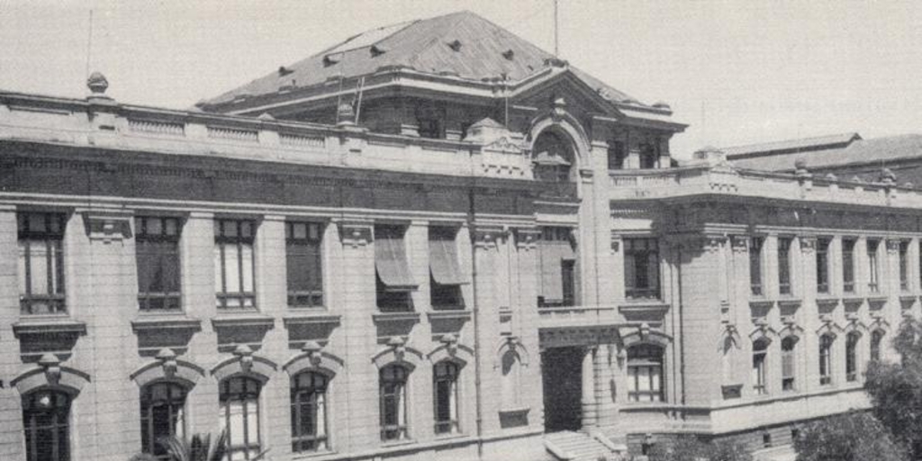 Edificio Central de la Escuela de Ingeniería. Facultad de Ciencias Físicas y Matemáticas