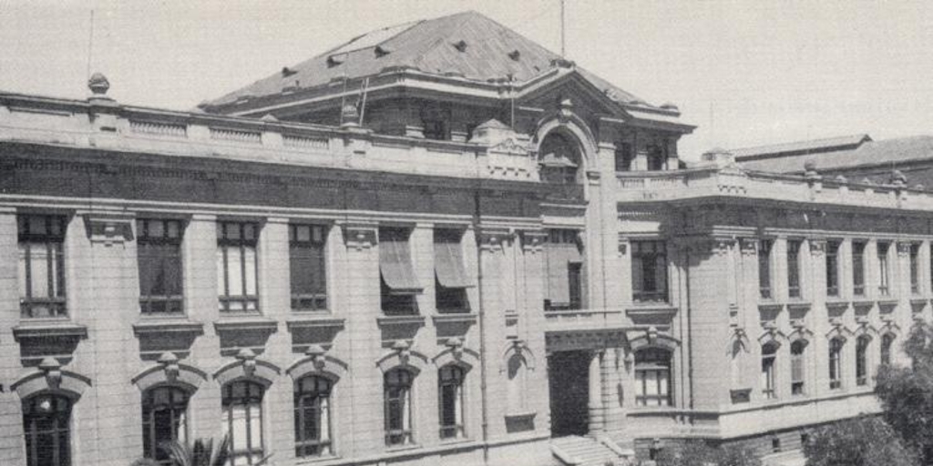 Edificio Central de la Escuela de Ingeniería. Facultad de Ciencias Físicas y Matemáticas