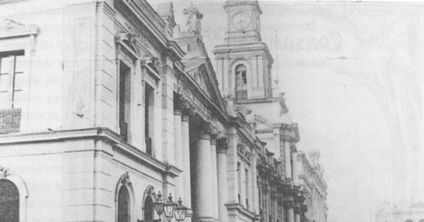 Faroles a gas iluminan la Plaza de Armas de Santiago, 1902