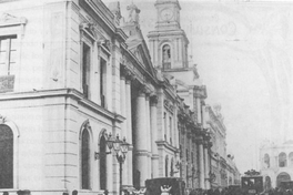 Faroles a gas iluminan la Plaza de Armas de Santiago, 1902