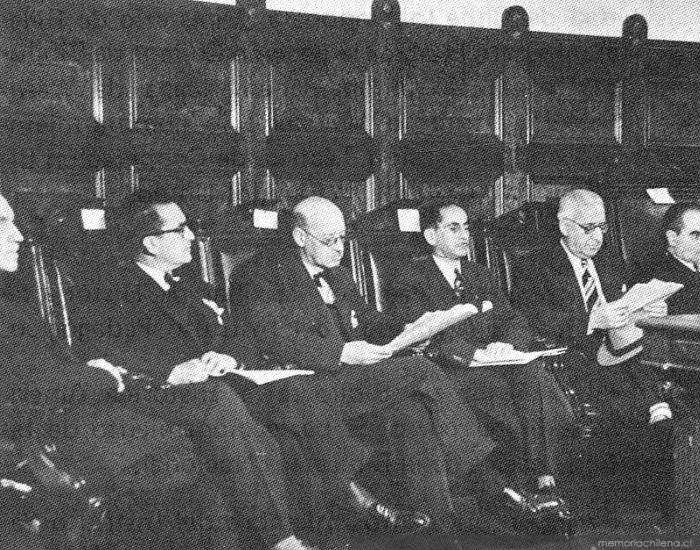 Guillermo Feliú Cruz en Salon de Honor de la Universidad de Chile, hacia 1950