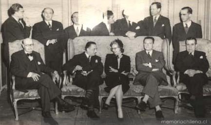 Guillermo Feliú Cruz con grupo de personas, hacia 1955