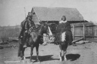 Autoridades mapuche en vestimenta tradicional y montados a caballo