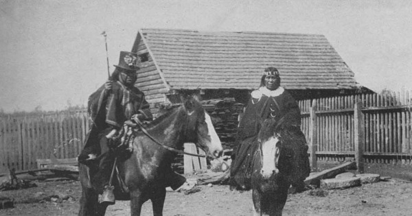 Autoridades mapuche en vestimenta tradicional y montados a caballo