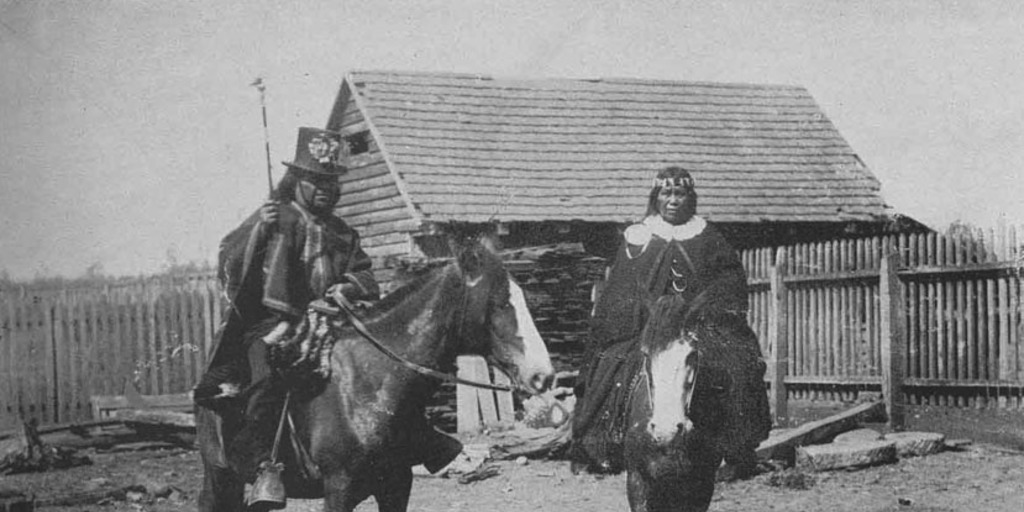 Autoridades mapuche en vestimenta tradicional y montados a caballo