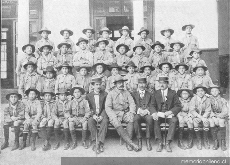 Grupo de Boy Scouts del Instituto Nacional en 1913