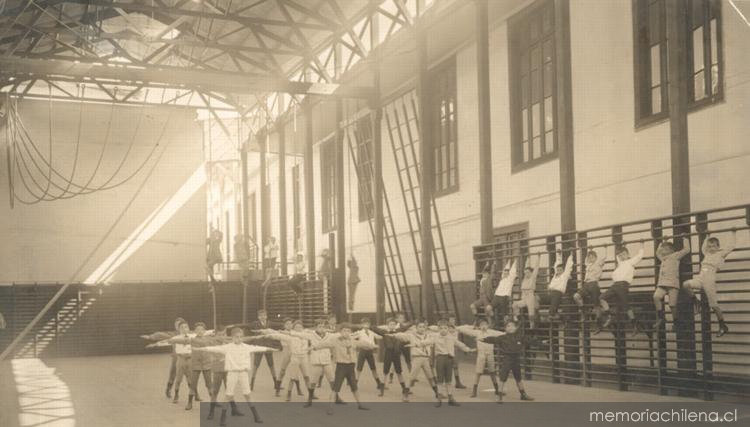 Clase de gimnasia en el Instituto Nacional