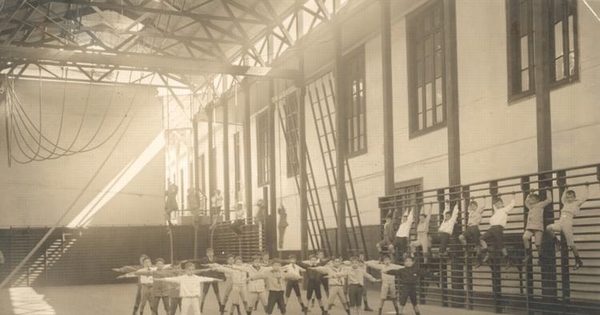 Clase de gimnasia en el Instituto Nacional