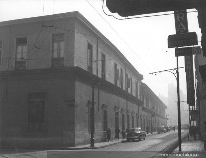 Vista del Instituto Nacional desde calle Arturo Prat con Alonso de Ovalle (1964)