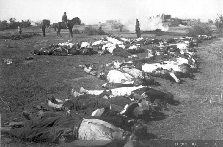 Cadáveres apilados para su cremación tras la Batalla de Placilla : 28 de agosto de 1891