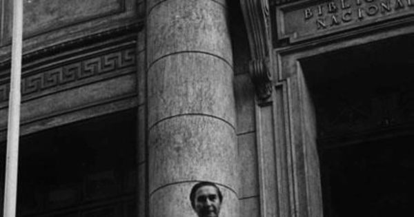 Juvencio Valle en las escaleras de la Biblioteca Nacional, 1971-1973