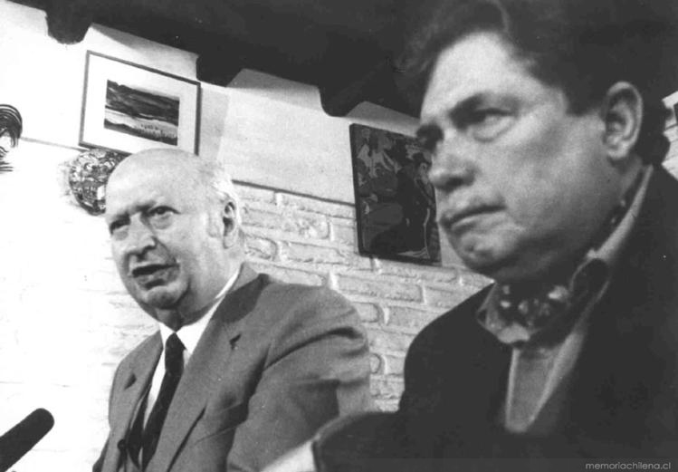 Volodia Teitelboim junto al escritor Poli Délano, 1997