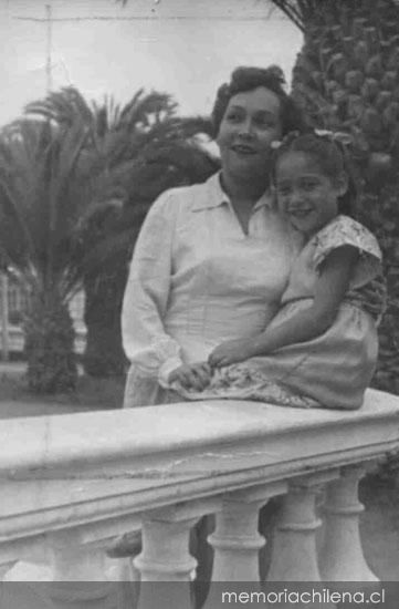 Isolda Pradel, esposa de Óscar Castro junto a su hija Ivelda Castro, 1951