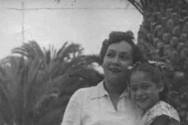 Isolda Pradel, esposa de Óscar Castro junto a su hija Ivelda Castro, 1951