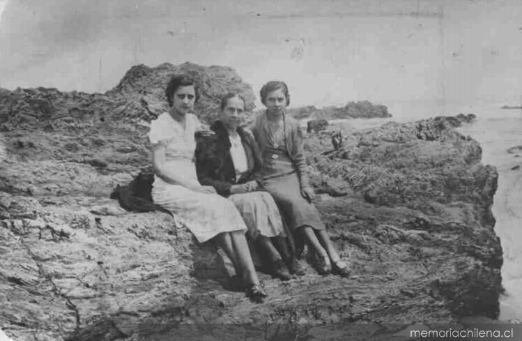 Madre y hermanas de Óscar Castro, 1938