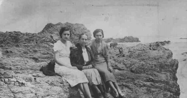 Madre y hermanas de Óscar Castro, 1938