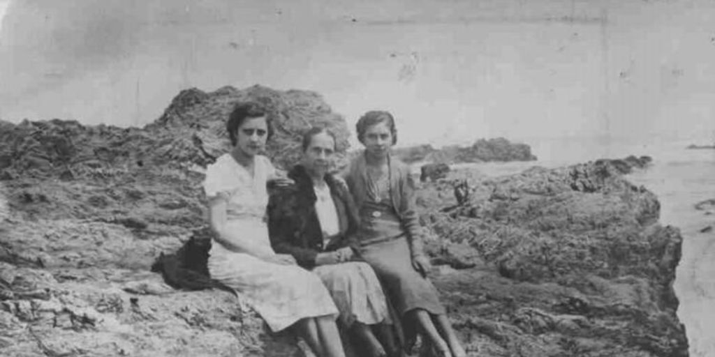 Madre y hermanas de Óscar Castro, 1938