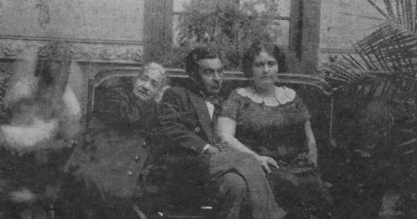 Carlos Mondaca junto a su esposa y su suegra