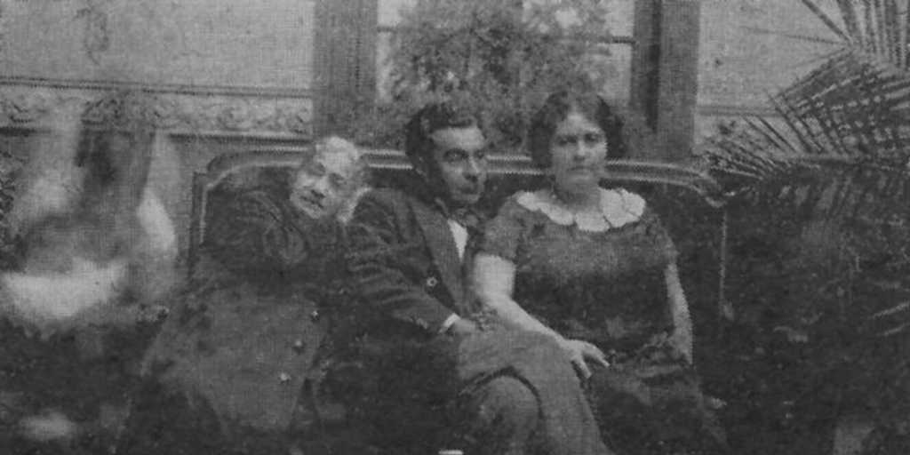 Carlos Mondaca junto a su esposa y su suegra