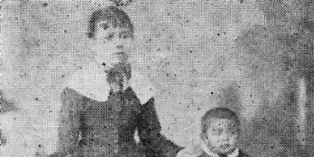 Carlos Mondaca, a los dos años de edad, junto a una amiga de la familia