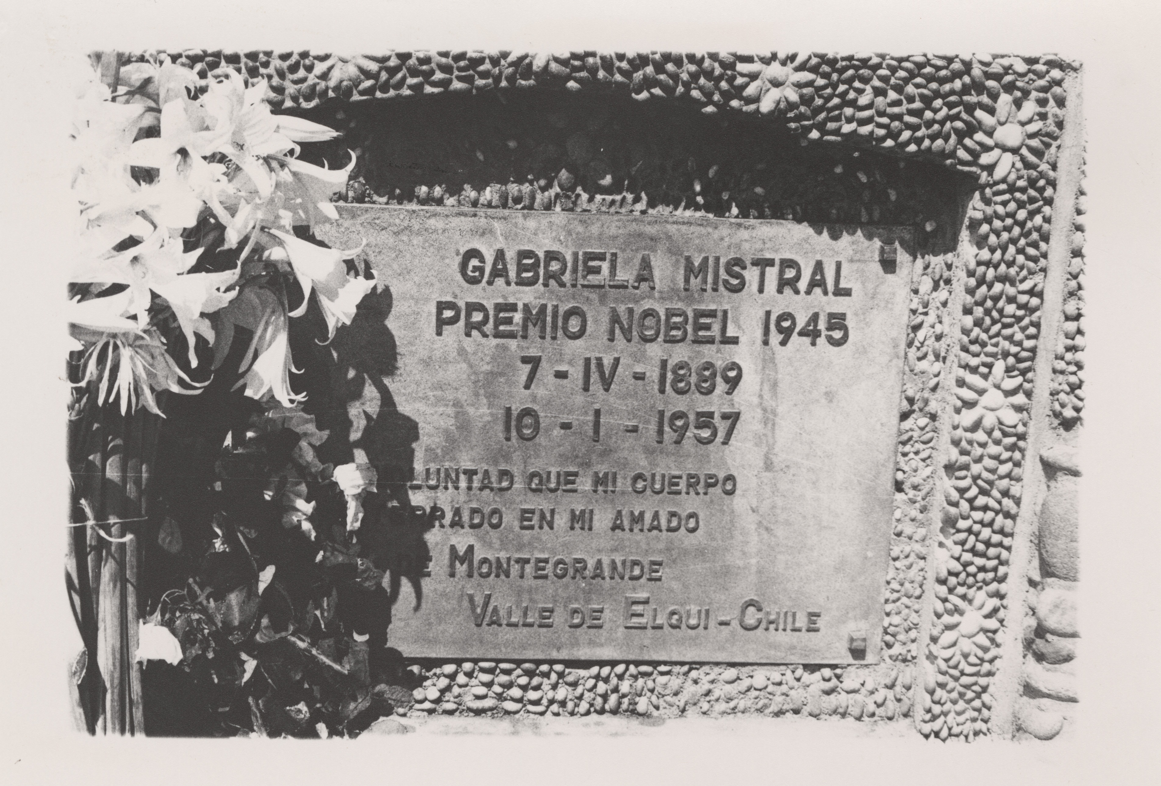 Placa recordatoria en la tumba de Gabriela Mistral, Montegrande