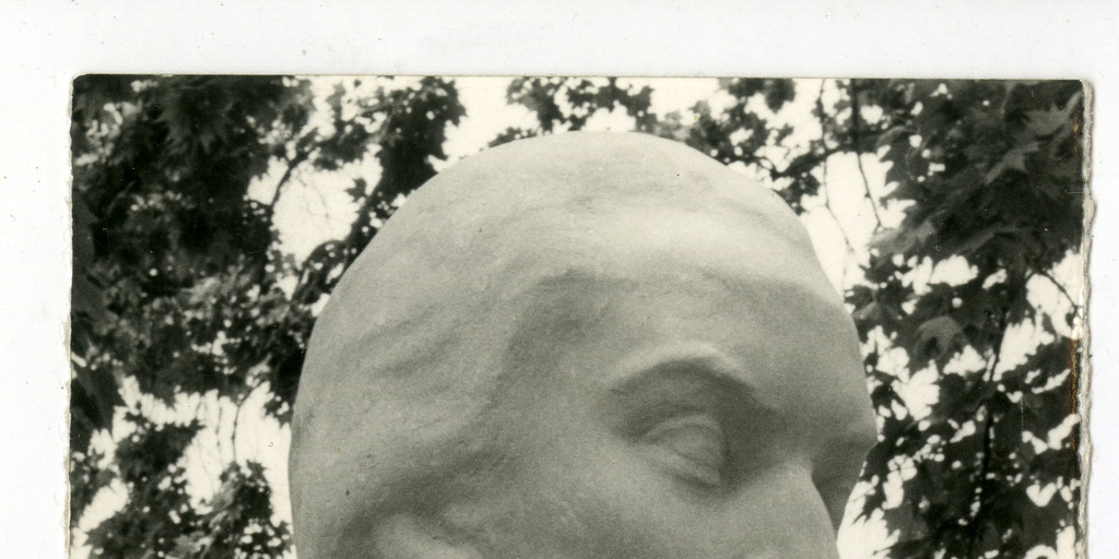 Busto esculpido de Gabriela Mistral por Laura Rodig