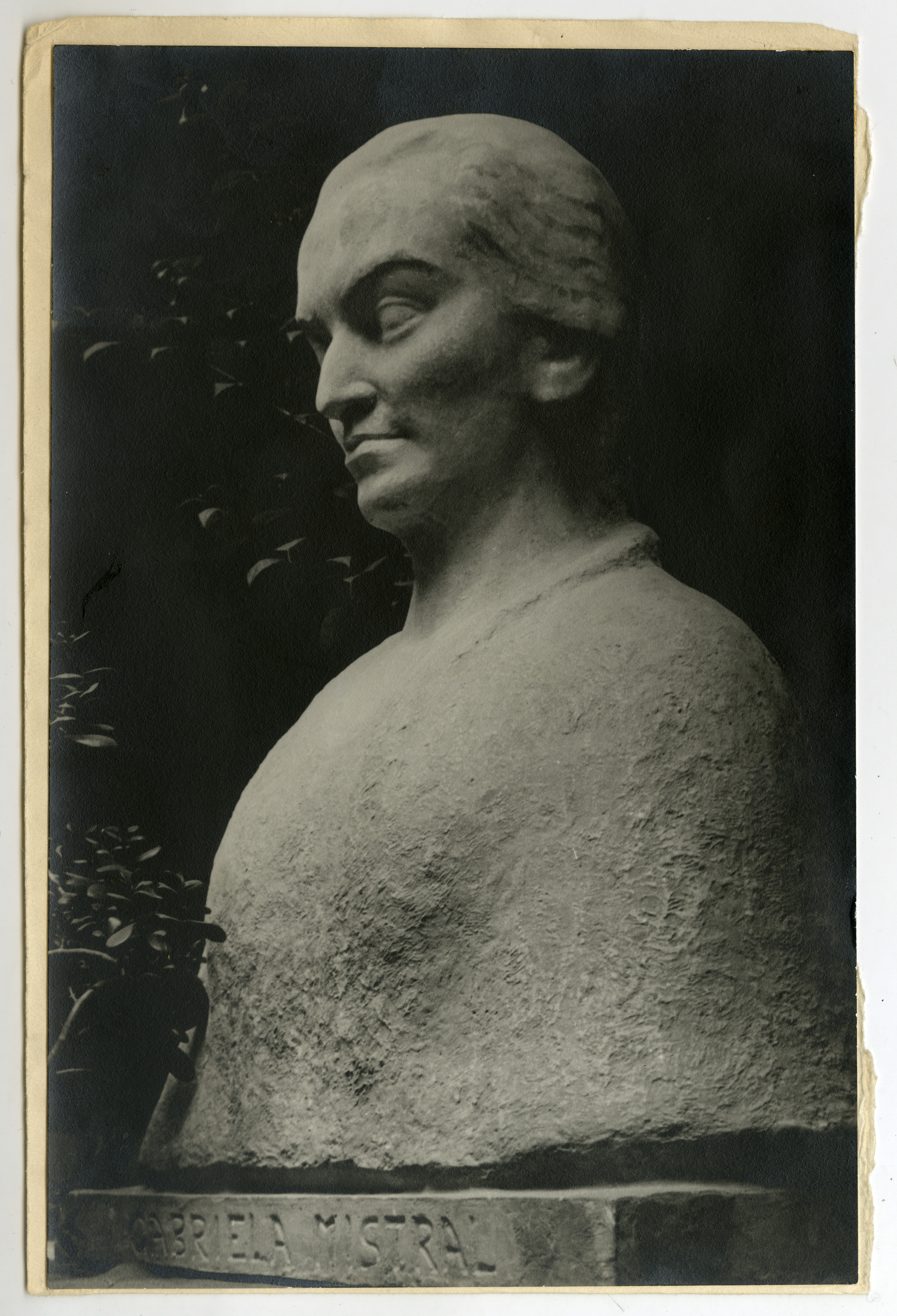 Busto de Gabriela Mistral realizado por Laura Rodig