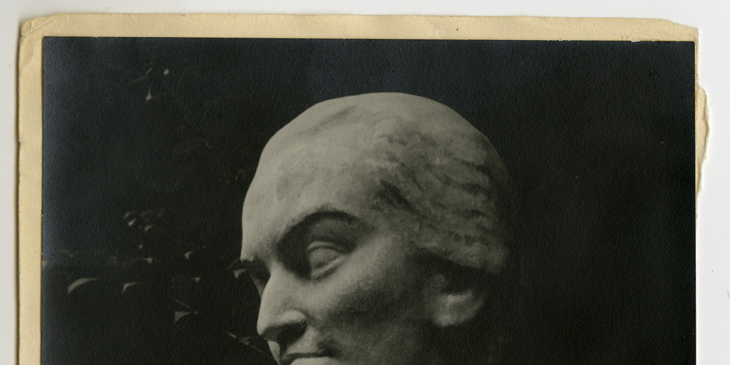 Busto de Gabriela Mistral realizado por Laura Rodig