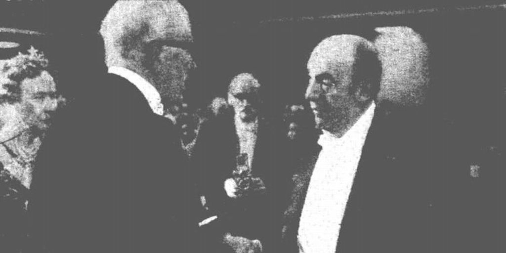 Pablo Neruda recibiendo el Premio Nobel, 1971