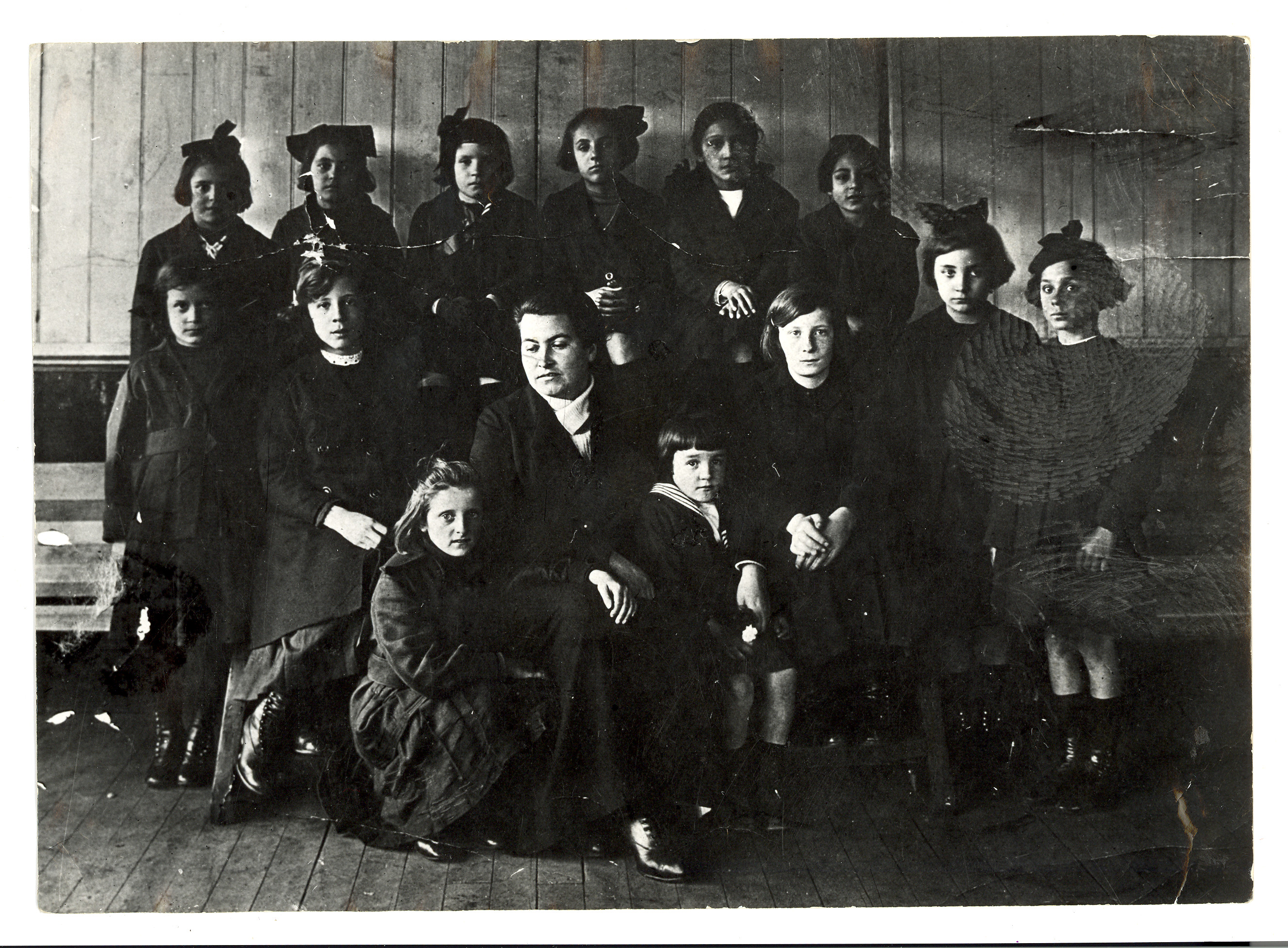 Gabriela Mistral junto a sus alumnas del Liceo de Punta Arenas