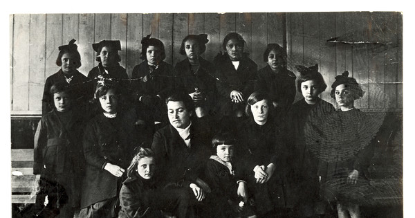 Gabriela Mistral junto a sus alumnas del Liceo de Punta Arenas