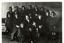 Gabriela Mistral junto a sus alumnas del Liceo de Punta Arenas