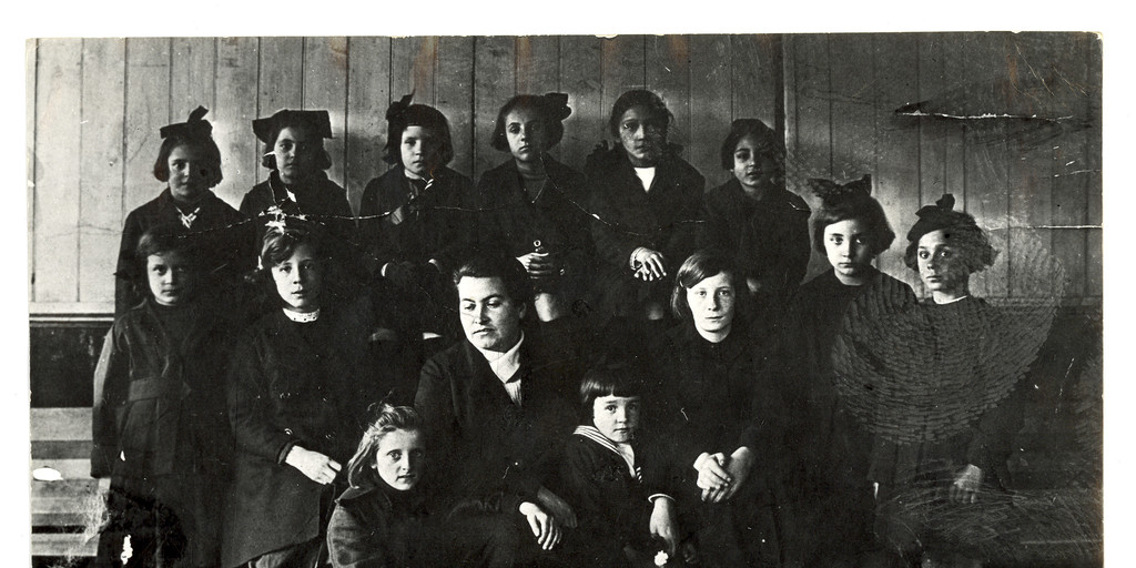 Gabriela Mistral junto a sus alumnas del Liceo de Punta Arenas