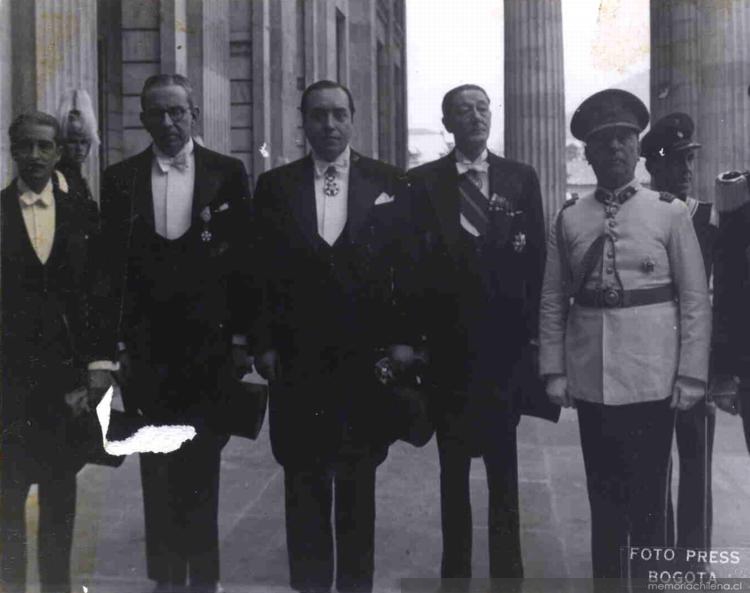 Julio Barrenechea en Bogotá con otros diplomáticos